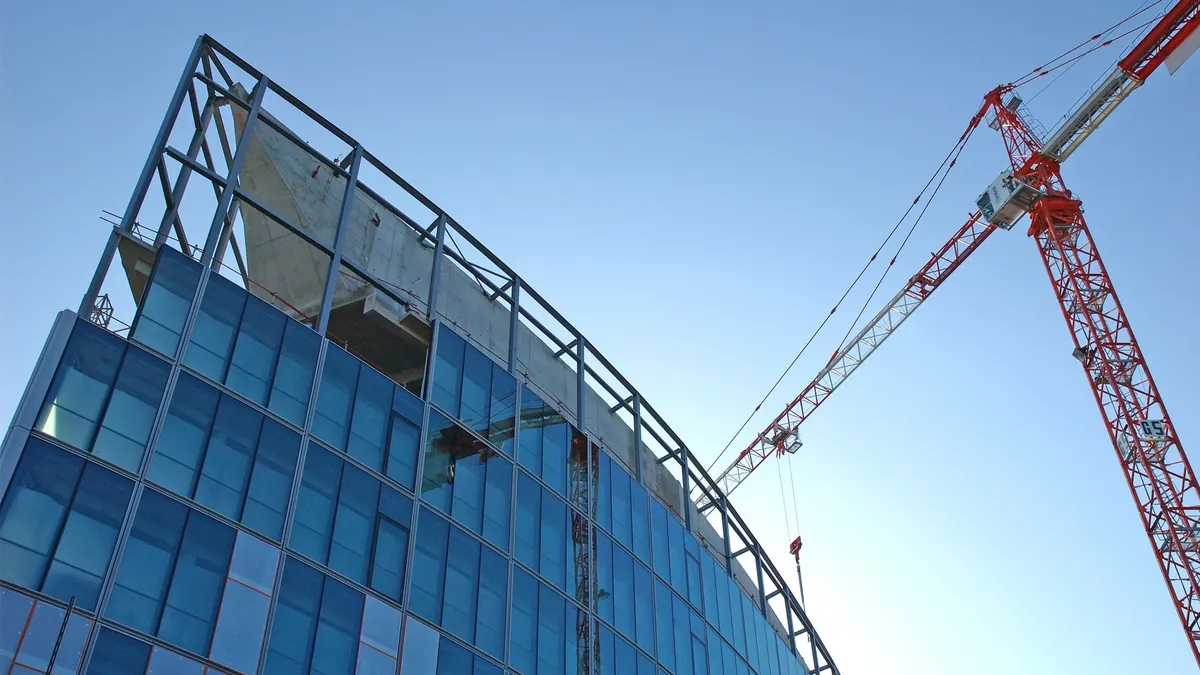 Baustelle mit Kranen – Schwertransporte für das Baugewerbe
