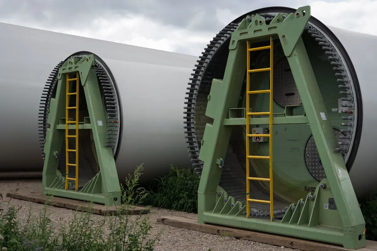 Windkraft-Turmsegmente auf Transportgestellen – Schwertransport für die Energiebranche