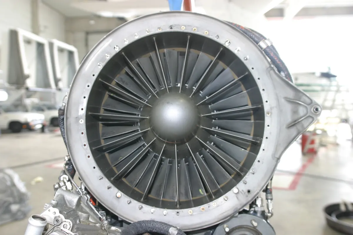 Flugzeugtriebwerk – Spezialtransporte für Schiffbau und Luftfahrt