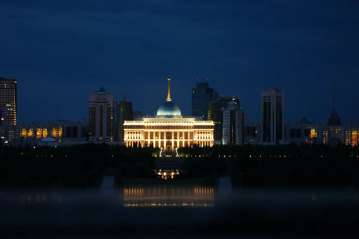 Astana bei Nacht – Schwertransporte nach Kasachstan über den Mittleren Korridor