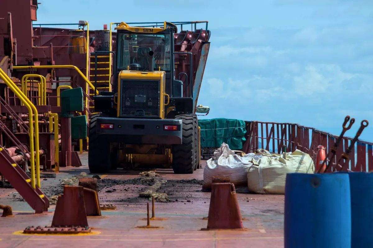 Schwergut-Umschlag im Hafen – Radlader an Bord für den internationalen Transport