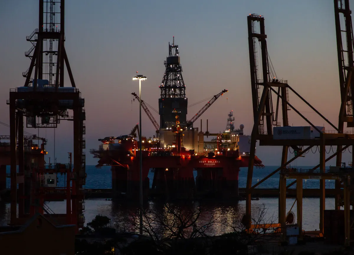 Bohrinsel bei Nacht – Schwertransporte für Öl- und Gasprojekte