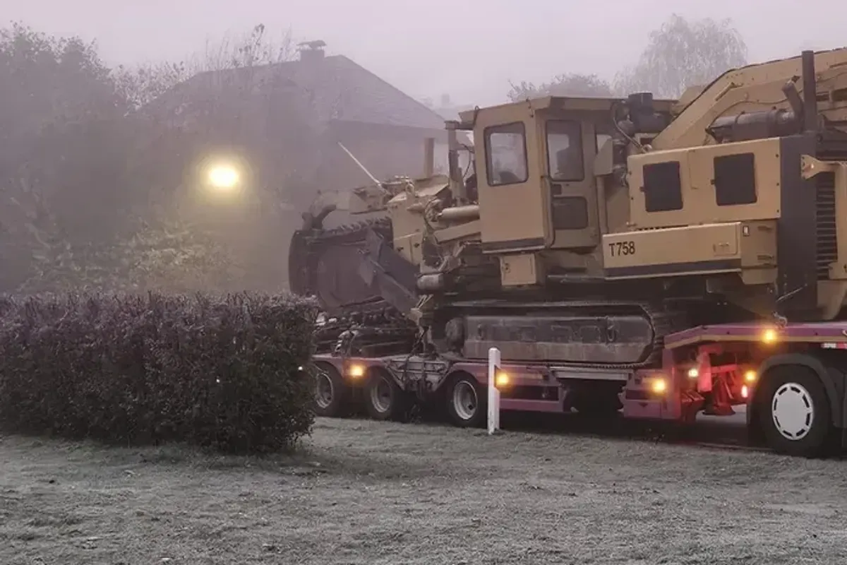Schwere Baumaschine auf Tieflader – genehmigungspflichtiger Schwertransport